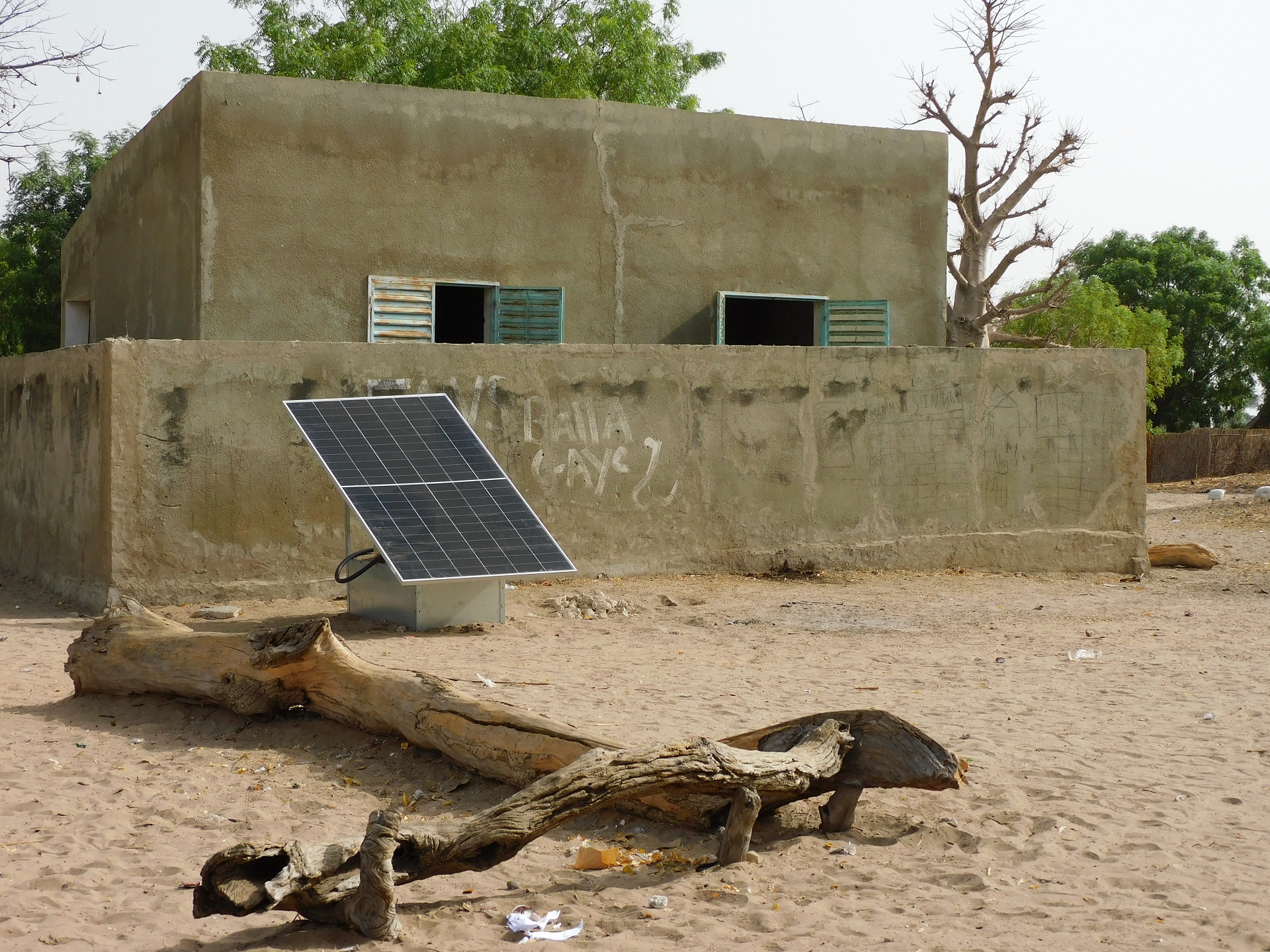 Lire la suite à propos de l’article Projet solaire & solidaire : Des kits photovoltaïques au sol installés au Sénégal