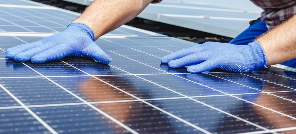 choisir entre kit solaire plug & play et toiture solaire